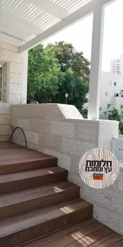 מדרגות עץ בכניסה לבית פרטי